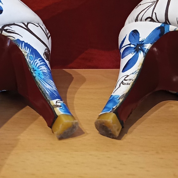 Lady's High Heels. Pointed Toe. Flower and Butterflies Pattern. Very Clean. - Picture 11 of 16